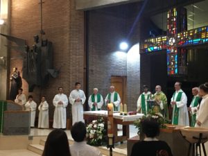 El nuevo equipo parroquial y los sacerdotes que se despiden, en la celebración