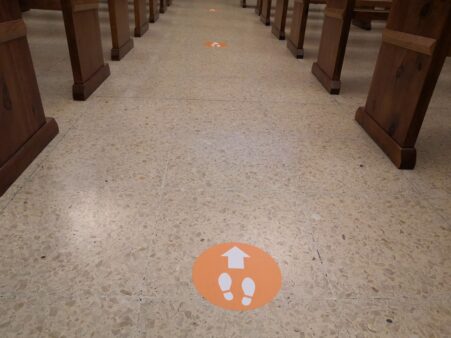 Señales en el suelo de los pasillos de la parroquia.